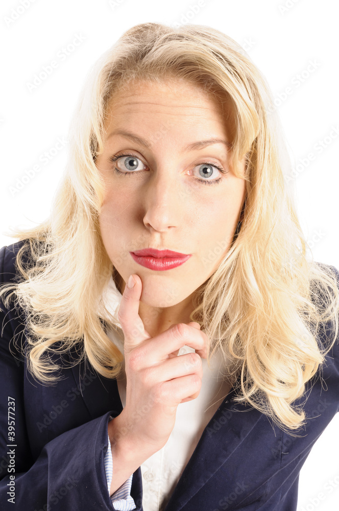 Attraktive junge Frau ist konzentriert Attraktive junge Frau ist konzentriert