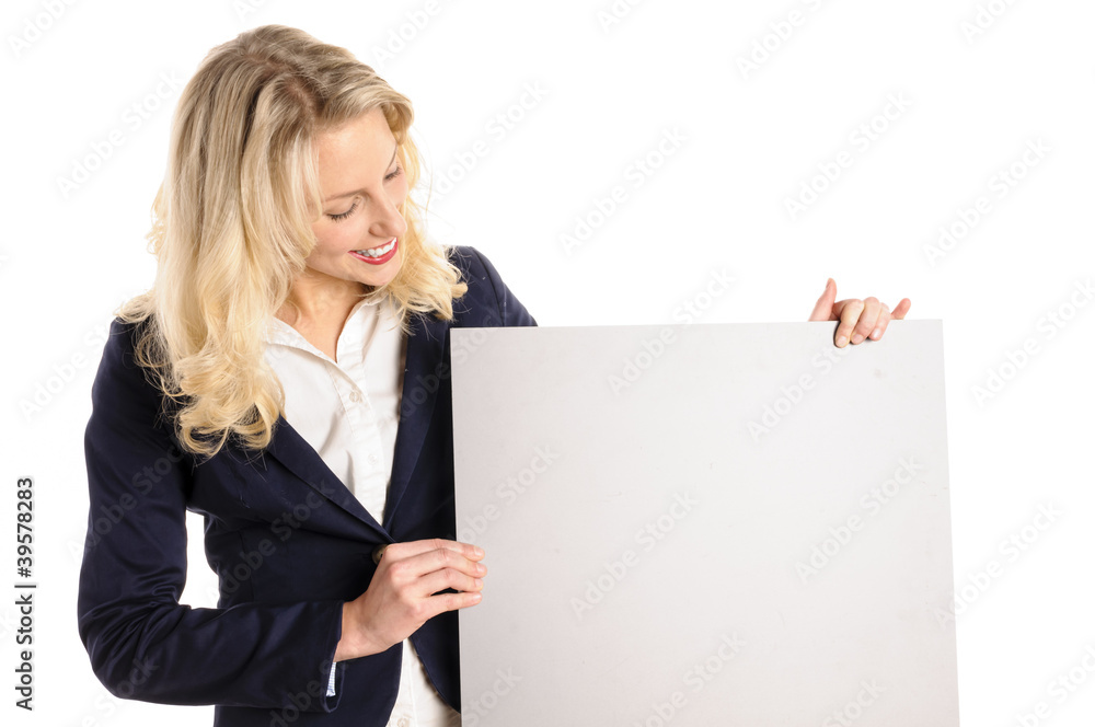 Attraktive junge Frau hält ein leeres Schild Attraktive junge Frau hält ein leeres Schild