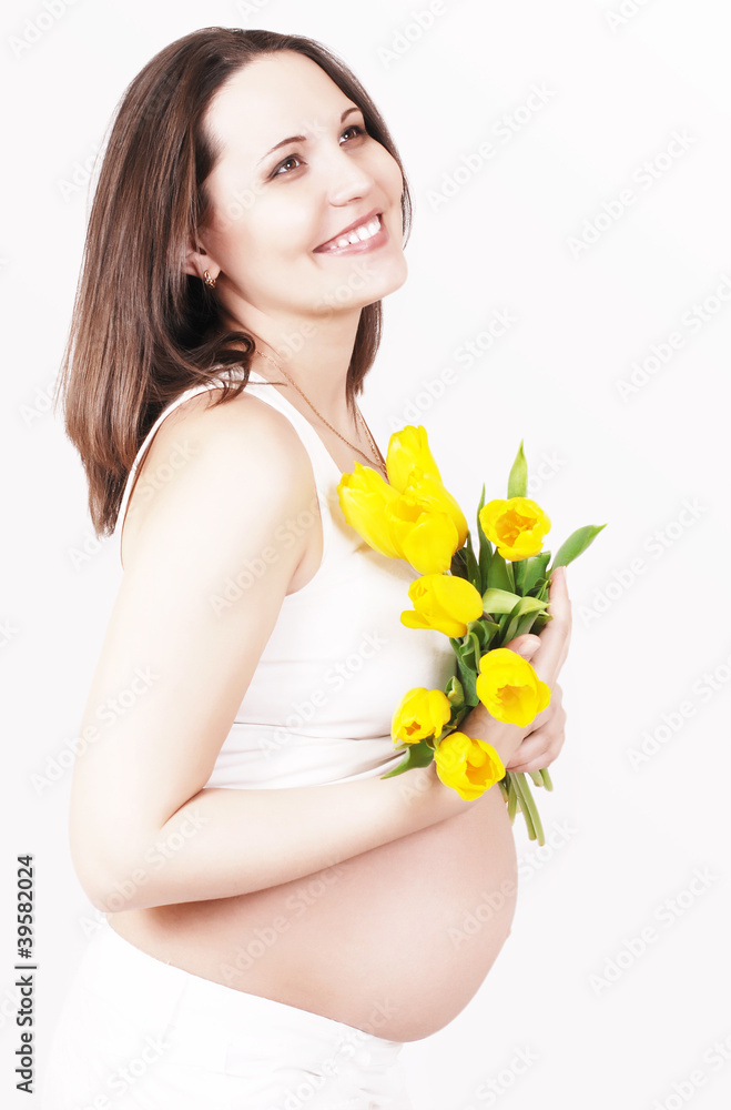 Portrait beautiful pragnant woman with yellow tulips