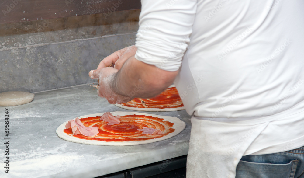 Preparazione pizza capricciosa