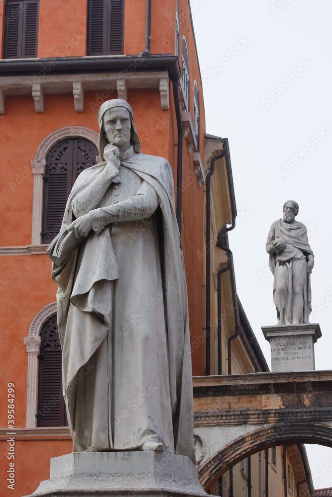 Fototapeta premium Statua commemorativa di Dante a Verona