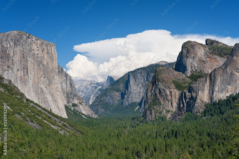Fototapeta premium Landscape with mountains in Yosemite
