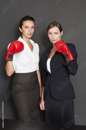 Zwei Geschäftsfrauen mit roten Boxhandschuhen photo