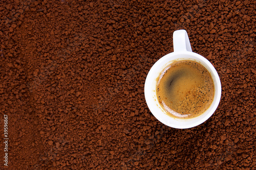 tasse de café crême instantané sur lit de café soluble