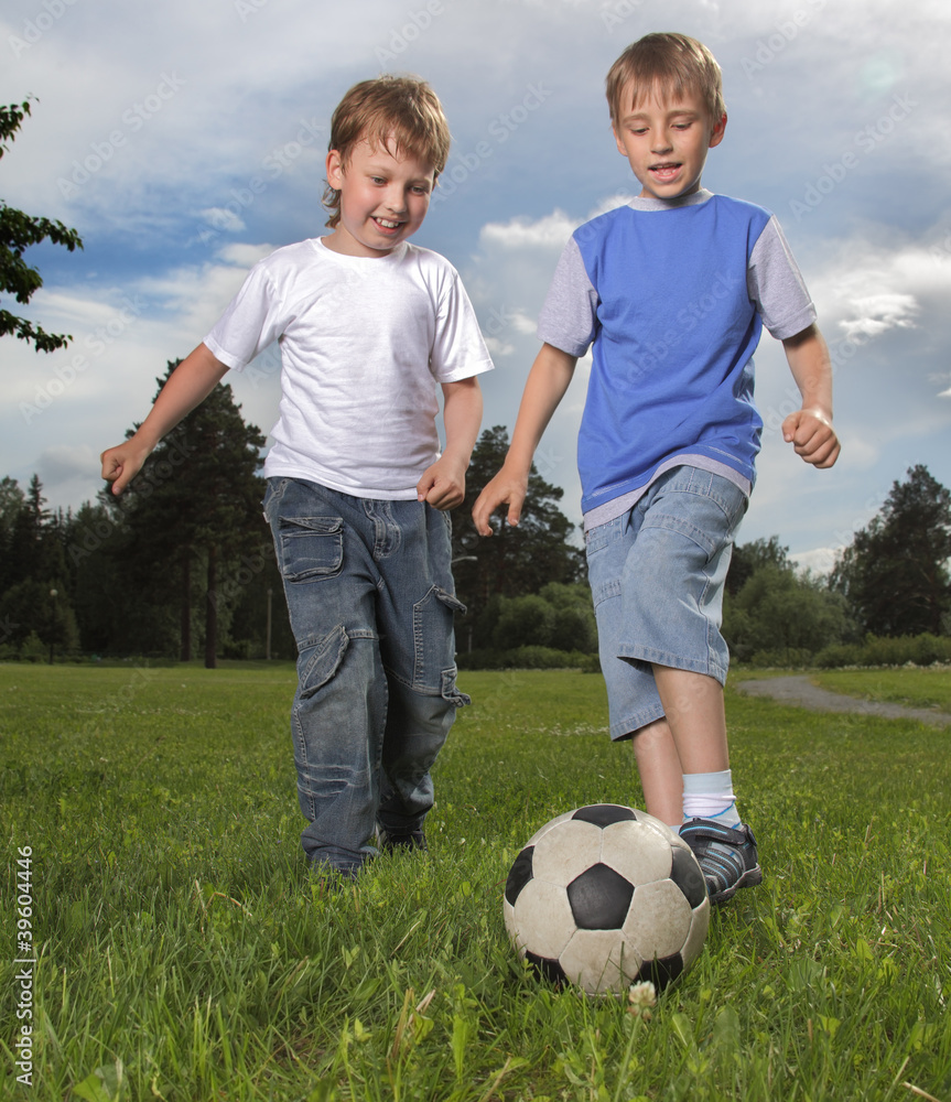 Obraz premium two happy boy play in soccer