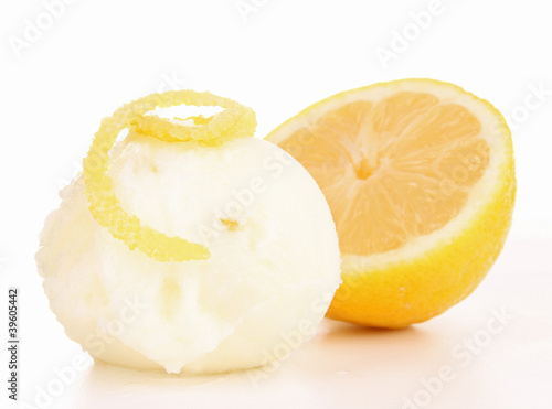 Papier peint isolated lemon ice cream