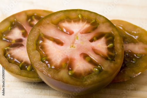 rodajas de tomate kumato photo