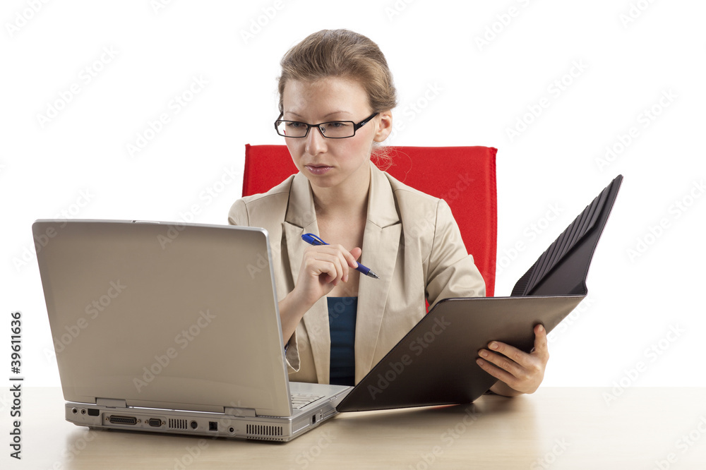 Datenüberprüfung via Labtop einer Geschäftsfrau Datenüberprüfung via Labtop einer Geschäftsfrau