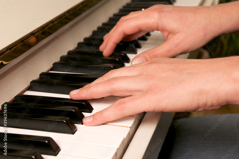Fototapeta premium Hände auf Pianotastatur