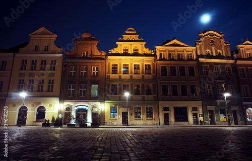 Kamienice i księżyc na Starym Rynku w Poznaniu