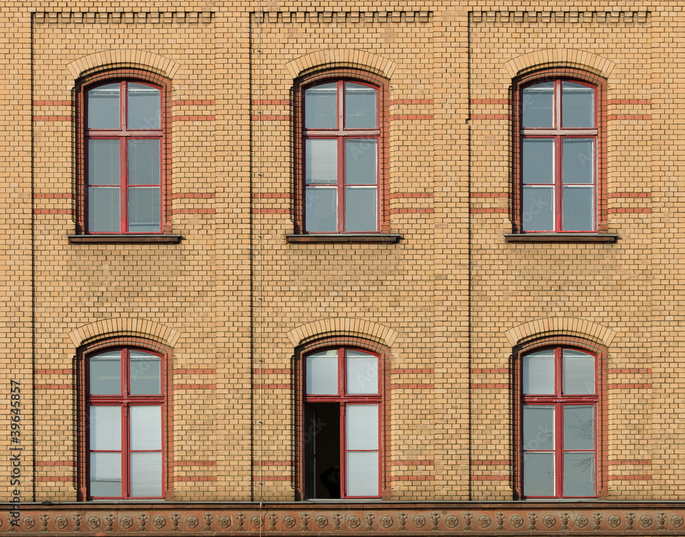 Hausfassade aus Backstein mit sechs Fenstern