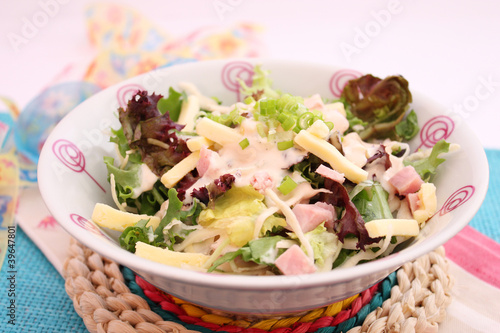 Frischer Salat mit Schinken und Käse