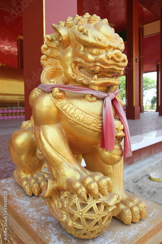 Golden lion statue on vintage © KritsanaMaimeetook81