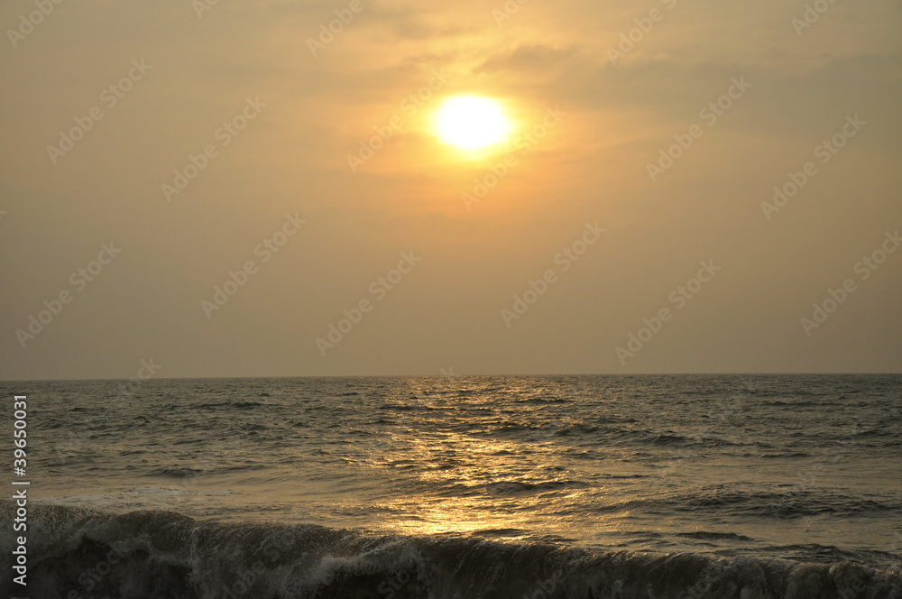 Fototapeta premium Sunset at the Indian ocean in Sri Lanka