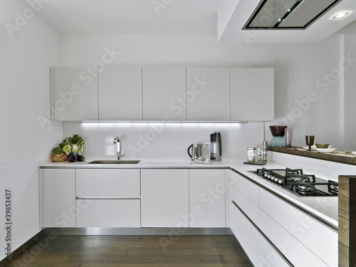 Wallpaper Mural moderna cucina in laminato bianco e pavimento di legno Torontodigital.ca