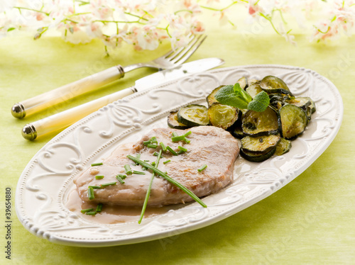 Фотография escalope with white wine sauce and sauteed zucchinis