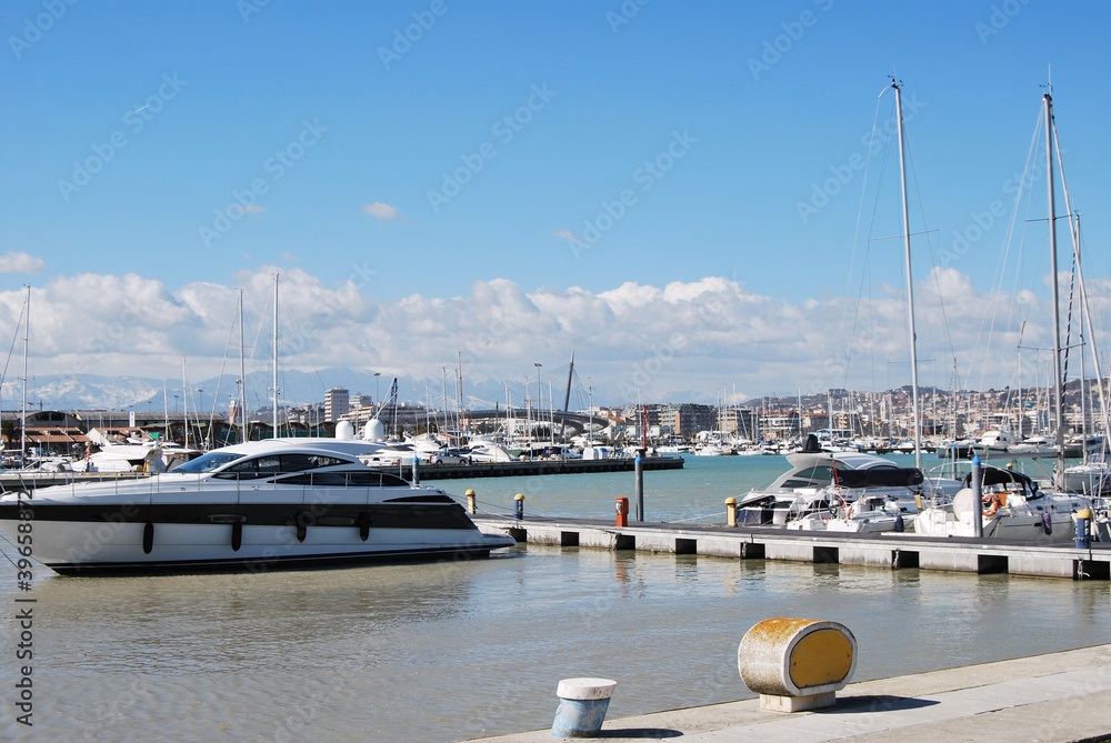 Obraz premium il lungomare, il porto e la spiaggia di