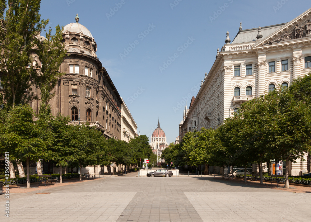 Fototapeta premium Budapest (im Hintergrund das Parlamentsgebäude)