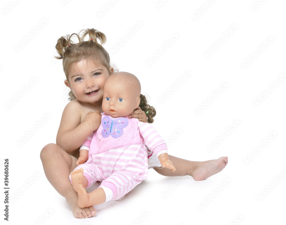 Abrazando al muñeco.