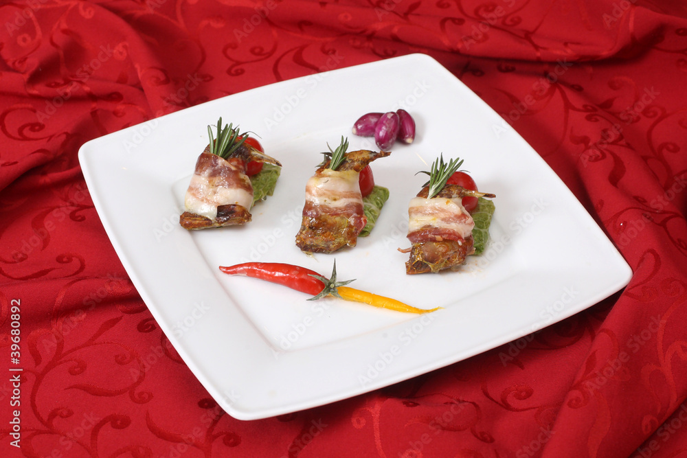 Rolls with bacon and vegetables