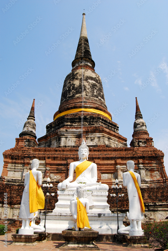 Naklejka premium Buddha Status and the pagoda at wat yai chaimongkol temple Ayutt