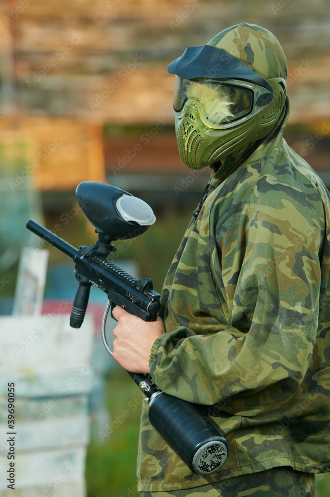 Fototapeta premium Shooted paintball player