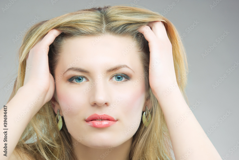 Fototapeta premium sensual blonde woman having golden jewelry