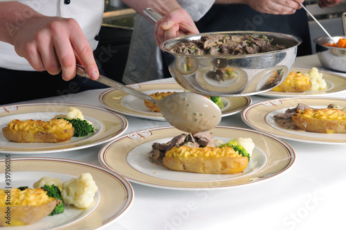 Köche im Restaurant- oder Hotelküche beim Anrichten