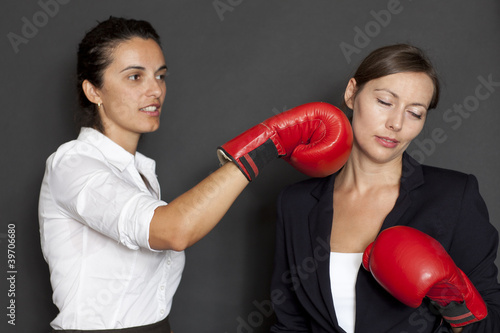 Zwei Geschäftsfrauen mit roten Boxhandschuhen photo