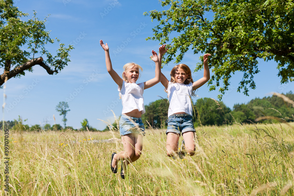 Glückliche Kinder auf einer Wiese Glückliche Kinder auf einer Wiese