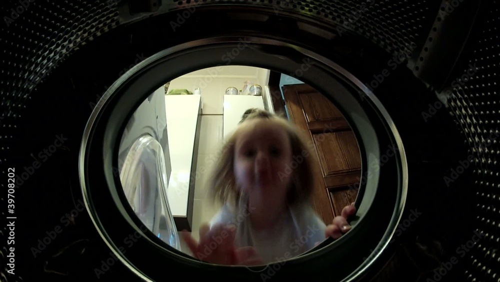 enfant avec machine à laver enfant avec machine à laver