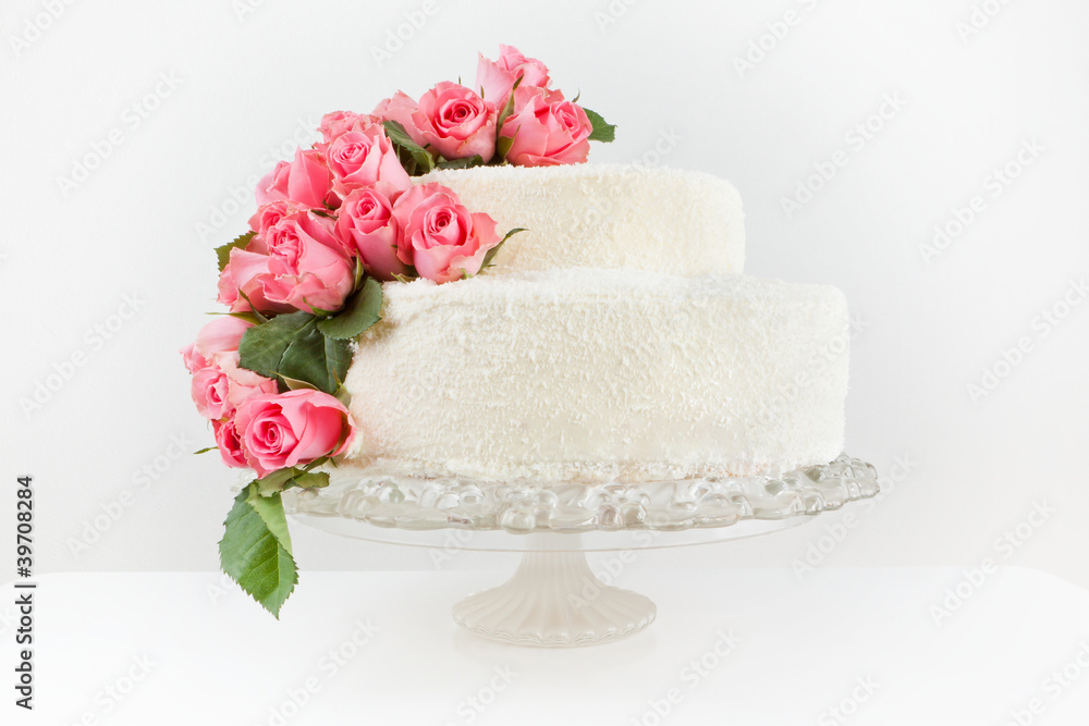 Hochzeitstorte dekoriert mit echten Rosen Hochzeitstorte dekoriert mit echten Rosen