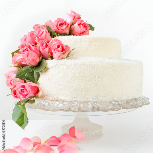 Hochzeitstorte dekoriert mit echten Rosen