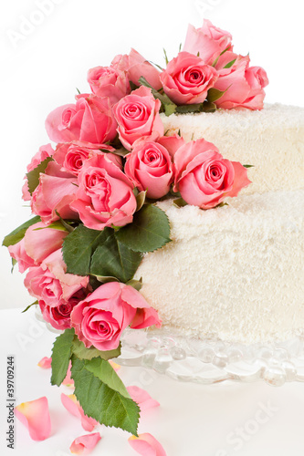 Hochzeitstorte dekoriert mit echten Rosen