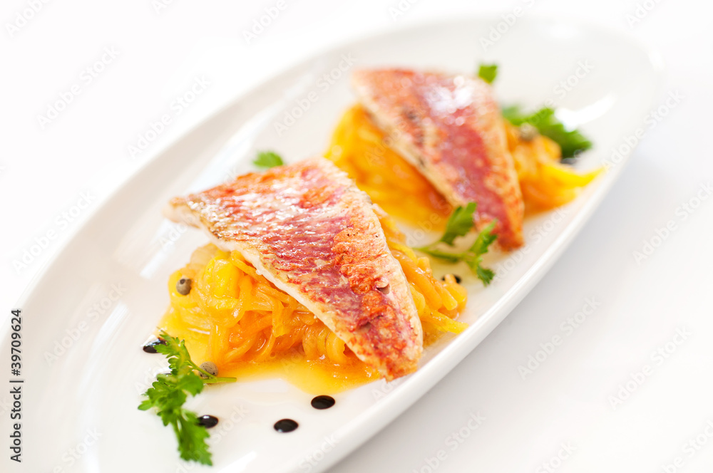 Red mullet with mango, papaya and green pepper Red mullet with mango, papaya and green pepper
