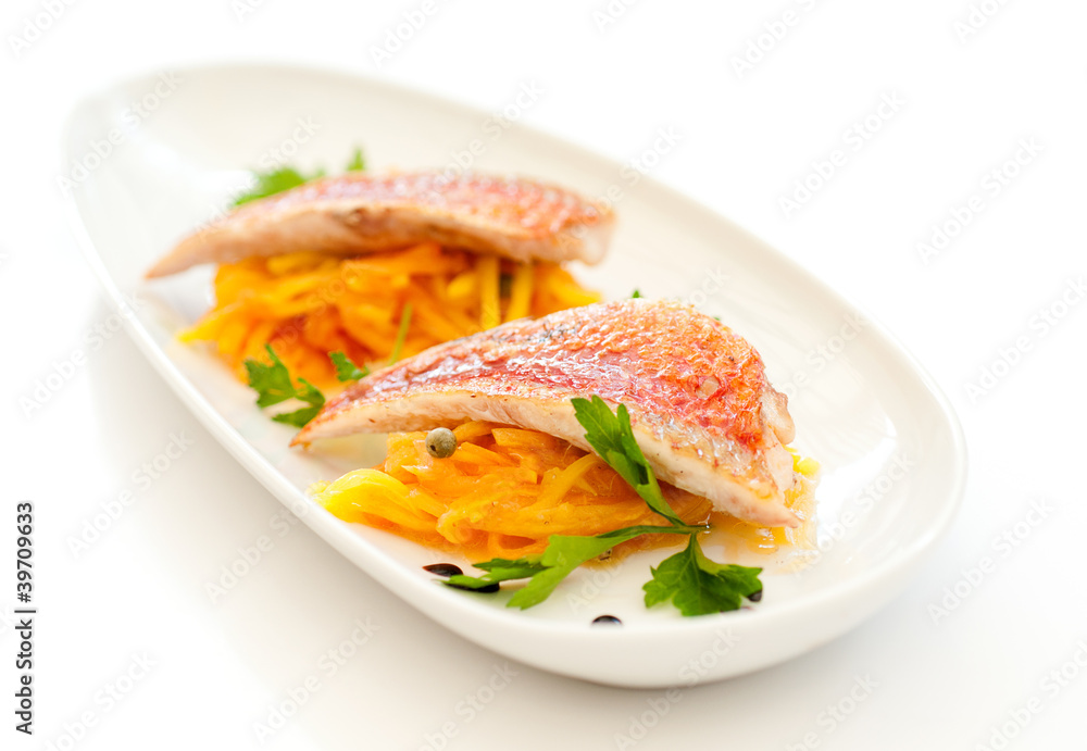 Red mullet with mango, papaya and green pepper