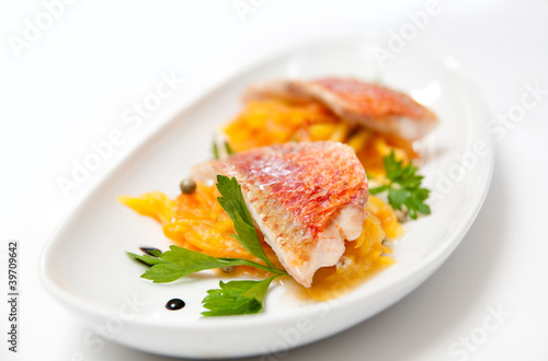 Red mullet with mango, papaya and green pepper