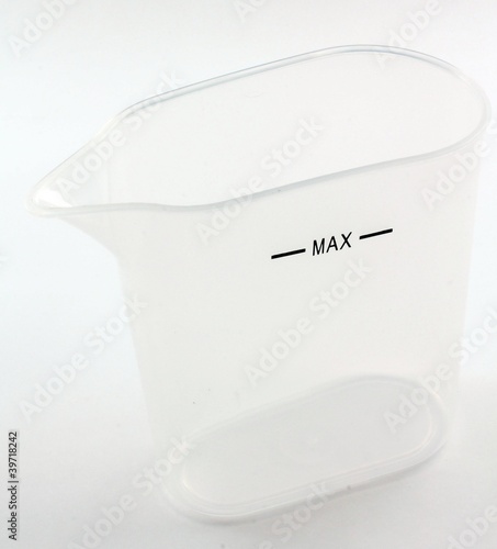 Recipiente di plastica trasparente con segno di livello del max photo