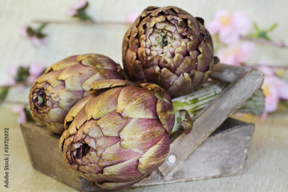 Obraz premium fresh artichokes on wooden basket
