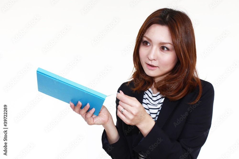 書類を預かるオフィスレディー 書類を預かるオフィスレディー