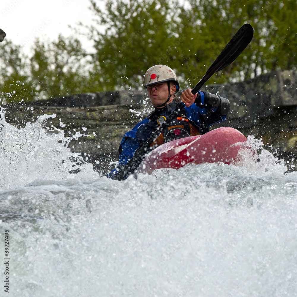 Naklejka premium Kayaker in the waterfall