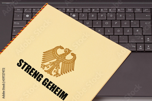 Geheime Unterlagen, Mappe mit Bundesadler auf Computer Tastatur