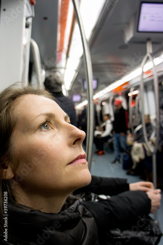 femme dans le métro