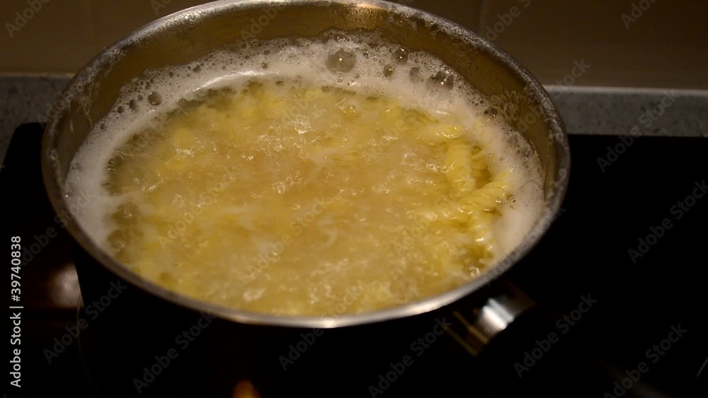 cassorole qui bout, pates, cuisine à induction cassorole qui bout, pates, cuisine à induction