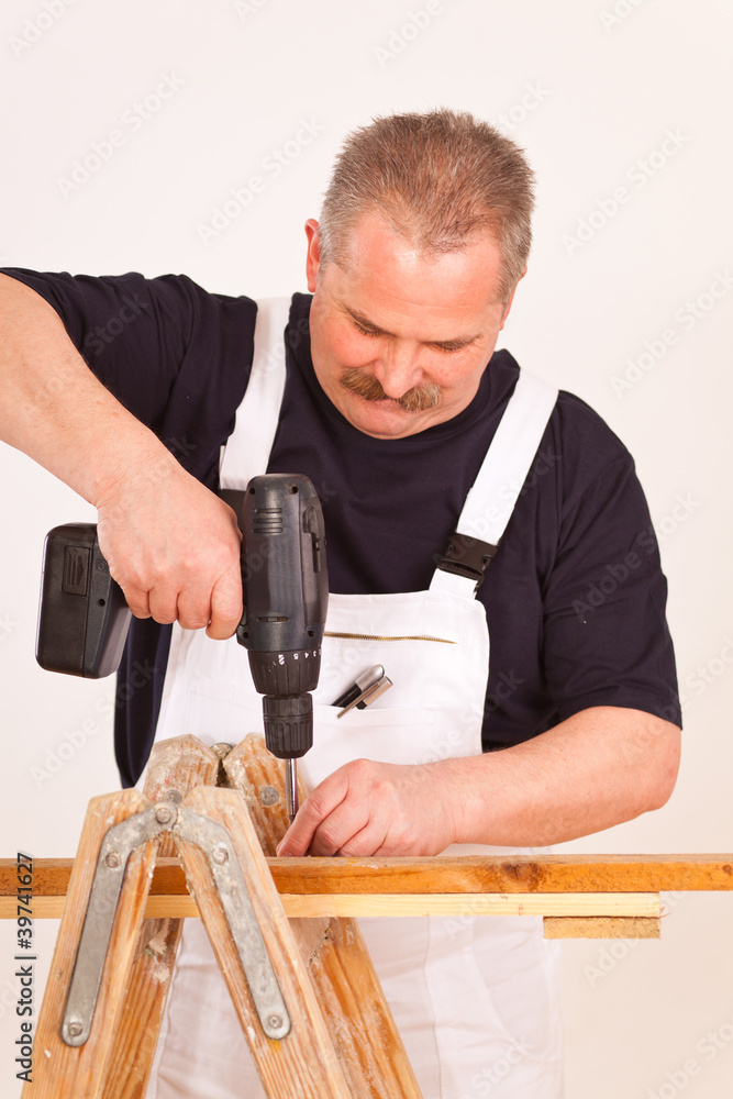 Handwerker schraubt Handwerker schraubt