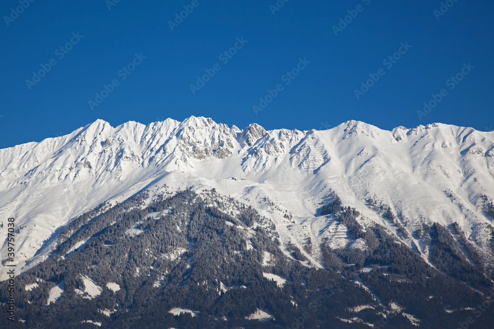 schneebedeckte Bergkette
