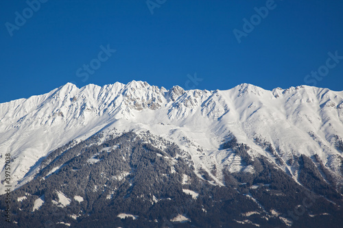 schneebedeckte Bergkette