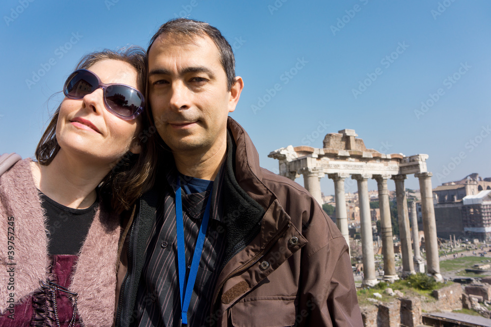 couple en voyage à Rome devant le forum