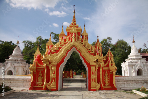 Red gate in Kuthodaw Paya in Mandalay, Myanmar © graphic@jet
