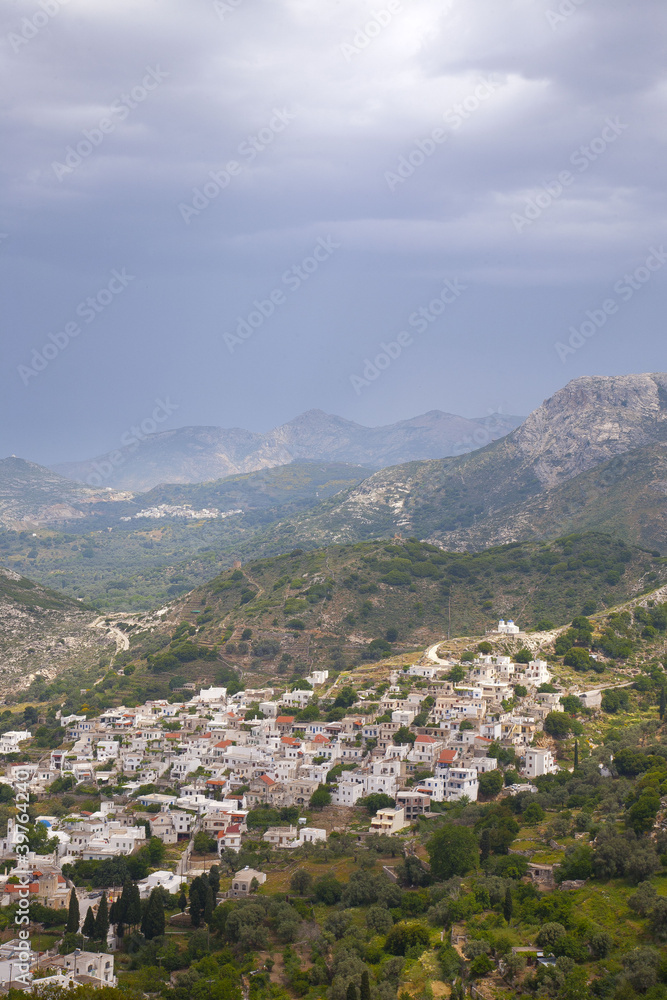 grèce,cyclades, naxos : village sous les nuages